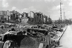 Magyarország, Budapest I., a Krisztina körút házsora a Horváth-kertnél, a mára megszűnt Szent János tér felől nézve., 1945, Fortepan, járműroncs, Budapest, villanyoszlop, Fortepan #73303