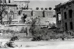 Magyarország, Budapest I., Dózsa György (Palota) tér, jobbra a Királyi Testőrség épülete (egykor Darabont laktanya). Fent a budai Várban a romos Királyi Palota (ma Budavári Palota)., 1945, Fortepan, járműroncs, épületkár, Budapest, Fortepan #73304