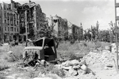 Magyarország, Budapest I., a Krisztina körút házsora a Horváth-kertnél, a mára megszűnt Szent János tér felől nézve., 1945, Fortepan, járműroncs, Budapest, Fortepan #73305