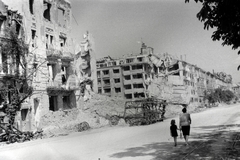 Magyarország, Budapest II., Bem (Mónus Illés) rakpart a Bem József (Pálffy) tér felé nézve. Középen balra az 1945. január 2-án felrobbant Fő utca 59. és Vitéz utca 2. számú ház romjai., 1945, Fortepan, járműroncs, Budapest, hölgy, kislány, Fortepan #73308