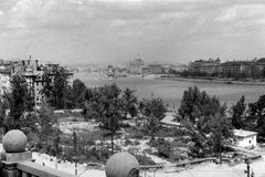 Magyarország, Gellérthegy, Budapest I., Döbrentei tér a Szent Gellért lépcsőtől a Széchenyi Lánchíd és a Parlament felé nézve, 1945, Fortepan, háborús kár, hídroncs, országház, Duna, Budapest, függőhíd, Duna-híd, William Tierney Clark-terv, Fortepan #73313