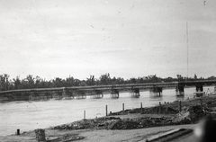 Magyarország, Budapest XIII., a pesti alsó rakpart a Radnóti Miklós (Sziget) utcánál, a Manci híd első, cölöphíd változata., 1945, Fortepan, Budapest, Duna-part, ideiglenes híd, Fortepan #73316