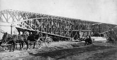 Ukraine, Chernivtsi, az új vasúti híd a lerombolt mellett., 1917, Fortepan, First World War, Horse-drawn carriage, railway bridge, wrecked bridge, soldier, Fortepan #73318