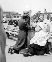 Hungary, Budapest XIV., Hősök tere, Eucharisztikus Világkongresszus. Mindszenty József gyóntat., 1938, Fortepan, celebrity, priest, prayer, bishop, Budapest, shrift, kneeling, confession, cardinal, Fortepan #7334