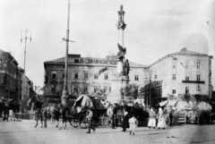 Ukrajna, Lviv, Adam Mickiewicz tér, Adam Mickiewicz lengyel költő emlékműve., 1916, Babarczy Eszter, első világháború, cégtábla, emlékmű, lovaskocsi, járókelő, automobil, oszlop, Osztrák-Magyar Monarchia, neoklasszicizmus, Antoni Popiel-terv, Fortepan #73367