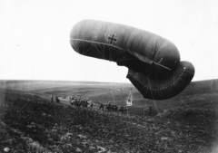 Az Osztrák-Magyar Monarchia hadseregének Drachen típusú rögzített megfigyelő léggömbje., 1917, Babarczy Eszter, első világháború, német gyártmány, katonaság, léggömb, léghajó, felségjelzés, Fortepan #73387