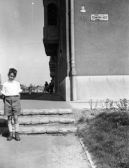 Hungary, Budapest XIII., Fiastyúk utca - Tomori köz sarok., 1955, Fortepan, shorts, kid, street name sign, Budapest, hands behind the back, Fortepan #7339