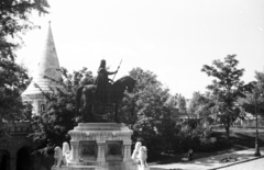 Magyarország, budai Vár, Budapest I., Szentháromság tér, Szent István szobra (Stróbl Alajos, 1906.) a Halászbástyáról nézve., 1954, Pálfi Balázs, lovas szobor, Szent István-ábrázolás, Budapest, Fortepan #73475