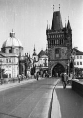 Czech Republik, Prague, Károly híd, 1956, Pálfi Balázs, Czechoslovakia, bridge, lamp post, gothic, gate tower, stone bridge, arch bridge, Peter Parler-design, pointed arch, Fortepan #73512