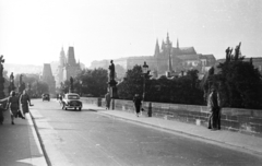 Czech Republik, Prague, Károly híd, háttérben a Hradzsin és a Szent Vitus-székesegyház., 1956, Pálfi Balázs, Czechoslovakia, castle, bridge, sculpture, stone bridge, Cathedral, arch bridge, Peter Parler-design, Fortepan #73513