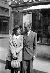 Hungary, Budapest V., Aranykéz utca, szemben a Türr István utca., 1943, Fortepan, hat, street view, man, man and woman, handbag, double portrait, lady, skirt, Budapest, jacket, blouse, Fortepan #7352