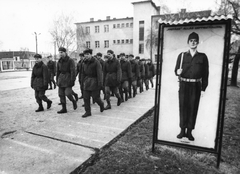 Hungary, Várpalota, Árpád utca 1., Kossuth Laktanya, Alakulótér, 1985, Mujzer Péter, uniform, soldier, Hungarian soldier, drill ground, standing at attention, Fortepan #73545