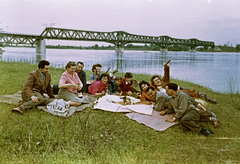 Hungary, Baja, Dunafürdő, háttérben a Türr István híd., 1958, Márton Gábor, colorful, bridge, picnic, railway bridge, companionship, Fortepan #73558