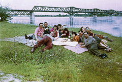 Hungary, Baja, Dunafürdő, háttérben a Türr István híd., 1958, Márton Gábor, colorful, bridge, picnic, railway bridge, Fortepan #73559