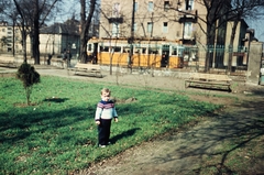 Magyarország, Budapest XIV., Erzsébet királyné útja a 25. számú ház udvarából nézve., 1965, Márton Gábor, színes, villamos, kerítés, gyerek, Budapest, Fortepan #73574