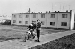 Magyarország, Baja, Uszály utca 8-10., háttérben a Szent József templom tornya., 1965, Márton Gábor, motorkerékpár, Fortepan #73583