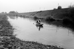 Magyarország, Baja, Duna-völgyi-főcsatorna és a Bátaszék-Baja-Kiskunhalas vasútvonal töltése., 1975, Márton Gábor, csónak, evezés, Fortepan #73600