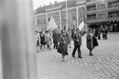 Magyarország, Baja, Tóth Kálmán tér a Vörösmarty Mihály utca felé nézve., 1975, Márton Gábor, zászló, felvonulás, Fortepan #73602