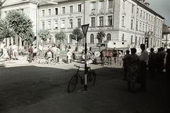 Magyarország, Baja, Köztársaság tér, az egykori Vármegyeháza a Kolozsvár utca irányából nézve., 1963, Márton Gábor, kerékpár, napsütés, színes, baleset, lovaskocsi, teherautó, utcakép, életkép, csoportosulás, Fortepan #73615