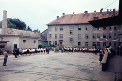 Magyarország, Baja, Kölcsey Ferenc utca, a FÉKON Ruházati Vállalat udvara., 1963, Márton Gábor, színes, ünnepség, ballagás, Fortepan #73618