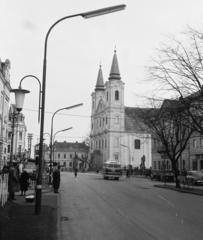 Magyarország, Zalaegerszeg, Széchenyi tér a Mindszenty József (Kovács Károly) téren álló Mária Magdolna-templom (Nagytemplom) felé nézve., 1961, Márton Gábor, templom, autóbusz, barokk-stílus, katolikus, Fortepan #73628