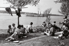 Magyarország, Érsekcsanád, Duna-part a révcsárda felett. Szemben a Szent István gőzhajó mögött a Veránkai-Duna bejárata., 1960, Márton Gábor, szabadidő, hajó, fürdőruha, folyó, étkezés, baromfi, karóra, piknik, nyár, csónak, férfi, folyópart, vájdling, gőzhajó, szódásüveg, pokróc, demizson, Szent István/Zita királyné hajó, Fortepan #73640