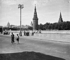 Oroszország, Moszkva, Szofijszkaja rakpart, balra a Moszkva folyón átívelő Bolsoj Kamennij híd. Jobbra a Kreml tornyai, a Vodovzvodnaja és a Borovickaja., 1959, Márton Gábor, Szovjetunió, Fortepan #73644