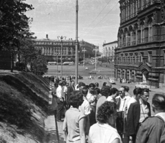 Oroszország, Moszkva, átjáró a Vörös tér és a szemben látható Manézs tér között, sorban állók a Lenin mauzóleumhoz. Jobbra az Állami Történelmi Múzeum., 1959, Márton Gábor, Szovjetunió, sorbanállás, Fortepan #73646