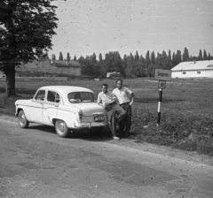 Magyarország, Sopron, Győri út., 1962, Márton Gábor, szovjet gyártmány, taxi, Moszkvics-márka, jelzőtábla, automobil, Moszkvics 407, rendszám, helységnév tábla, könyökölni, Fortepan #73656