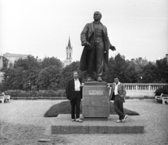 Magyarország, Veszprém, Megyeház (Puskin) tér., 1962, Márton Gábor, szobor, Lenin-ábrázolás, könyökölni, Fortepan #73658