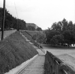 Magyarország, Baja, feljáró a Sugovica sétányhoz a később, 1982-ben felrobbantott szigeti hídtól nézve., 1962, Márton Gábor, Fortepan #73663