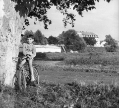 Magyarország, Baja, Petőfi-sziget, a Sugovica (Kamarás-Duna) túlpartján a Béke Szálloda (később Duna Hotel)., 1962, Márton Gábor, kerékpár, kisfiú, Fortepan #73665