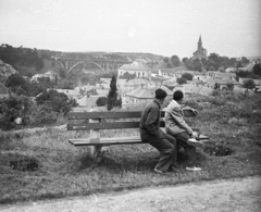 Magyarország, Veszprém, a Szent István völgyhíd (Viadukt) és a Szent László-templom a Benedek-hegyről nézve., 1962, Márton Gábor, templom, híd, pad, vasbeton héjszerkezet, ívhíd, Folly Róbert-terv, Fortepan #73667