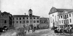 Olaszország, Oderzo, Piazza Grande, szemben a Torresin, jobbra a Keresztelő Szent János-templom., 1918, Fortepan, templom, szekér, teherautó, fogat, ágyú, Fortepan #73696