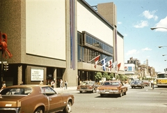 Kanada, Montreal, Rue Sainte-Cathrine East az Atwood Avenue felől nézve., 1976, Romák Éva, közlekedés, színes, autóbusz, zászló, utcakép, automobil, Fortepan #73756