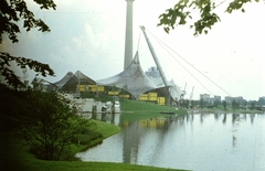 Németország, München, Olimpiai Park, szemben az olimpiai úszóversenyek helyszíne., 1972, Romák Éva, színes, víztükör, olimpia, stadion, NSZK, Günter Behnisch-terv, Frei Otto-terv, modern építészet, hiperbolikus héj, Fortepan #73780