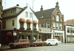 Hollandia, Winschoten, Venne, szemben a Kleine Bosstraat torkolata., 1969, Romák Éva, színes, német gyártmány, Opel-márka, utcakép, Ford-márka, automobil, NSU-márka, Opel Rekord A, NSU Prinz, bolt, ruhaüzlet, Ford Taunus P5, Fortepan #73790