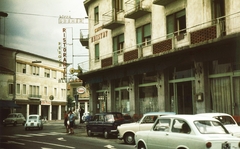 Olaszország, Portogruaro, Borgo Sant'Agnese a Via Antonio Bon felé nézve, jobbra a Perosa szálloda., 1972, Romák Éva, német gyártmány, Trabant-márka, étterem, Fiat-márka, olasz gyártmány, automobil, Trabant 601, Fiat 850, Fiat 500, Esso-márka, gyalogátkelő, Fortepan #73807