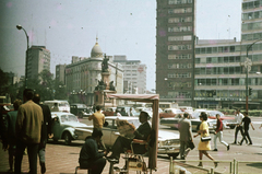 Mexikó, Mexikóváros, Paseo de la Reforma, szemben a Kolumbusz-emlékmű., 1968, Romák Éva, színes, szobor, cipőpucolás, automobil, körforgalom, Kolombusz Kristóf-ábrázolás, Fortepan #73818