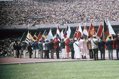 Mexikó, Mexikóváros, Estadio Olímpico Universitario, az olimpia megnyitóünnepsége., 1968, Romák Éva, sport, színes, zászló, olimpia, stadion, Fortepan #73821