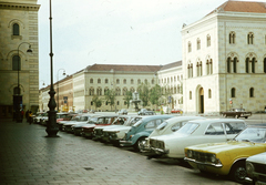 Németország, München, Leopoldstrasse., 1972, Romák Éva, színes, szökőkút, Opel-márka, utcakép, Volkswagen-márka, BMW-márka, Ford-márka, parkoló, lámpaoszlop, automobil, NSZK, Volkswagen Bogár, Fortepan #73830