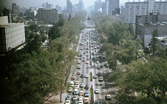 Mexikó, Mexikóváros, Paseo de la Reforma a Függetlenségi emlékmű (Ángel de la Independencia) kilátóteraszáról nézve., 1968, Romák Éva, közlekedés, színes, Fortepan #73834