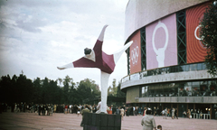 Mexikó, Mexikóváros, Auditorio Nacional, az olimpiai tornaversenyek helyszíne., 1968, Romák Éva, színes, olimpia, egy lábon állni, Fortepan #73835