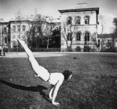 Magyarország, Budapest XII., Győri út 13., a Testnevelési Főiskola (később Testnevelési Egyetem) Alkotás utca felőli udvara., 1948, Romák Éva, Budapest, mutatvány, kézenállás, tornásznő, Fortepan #73877