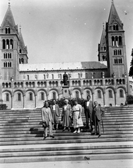 Magyarország, Pécs, Szent Péter- és Szent Pál-székesegyház., 1935, Pálfi Balázs, templom, szobor, csoportkép, Bazilika, katolikus, neoromán építészet, székesegyház, Szepesy Ignác-ábrázolás, Fortepan #73935