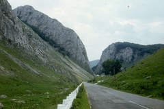 Románia,Erdély, Torockói-hegység, a Kőköz sziklaszoros Torockó és Nagyenyed között., 1986, Varga Katalin, hegyoldal, út, Fortepan #73945