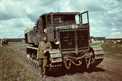 Zsákmányolt szovjet gyártmányú Vorosilovec vontató., 1942, Fortepan, keleti front, színes, szovjet gyártmány, második világháború, lánctalp, vontató, Vorosilovec-márka, Fortepan #73960