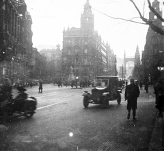 Magyarország, Budapest V., Ferenciek tere (Apponyi tér)., 1926, Fortepan, híd, magyar gyártmány, oldalkocsis motorkerékpár, automobil, MÁG-márka, MÁG Magotax, eklektikus építészet, Budapest, függőhíd, Kherndl Antal-terv, Czekelius Aurél-terv, Fortepan #7397