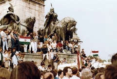 Magyarország, Budapest XIV., Hősök tere, az erdélyi falurombolás elleni tüntetés 1988. június 27-én., 1988, Várhelyi Iván, tér, tüntetés, lovas szobor, Budapest, szoborcsoport, Árpád-ábrázolás, rendszerváltás, Fortepan #74141