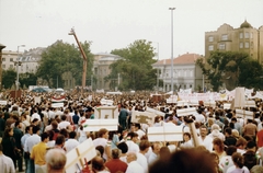 Magyarország, Budapest XIV., Hősök tere, az erdélyi falurombolás elleni tüntetés 1988. június 27-én., 1988, Várhelyi Iván, tüntetés, demonstrációs tábla, Budapest, rendszerváltás, Fortepan #74142